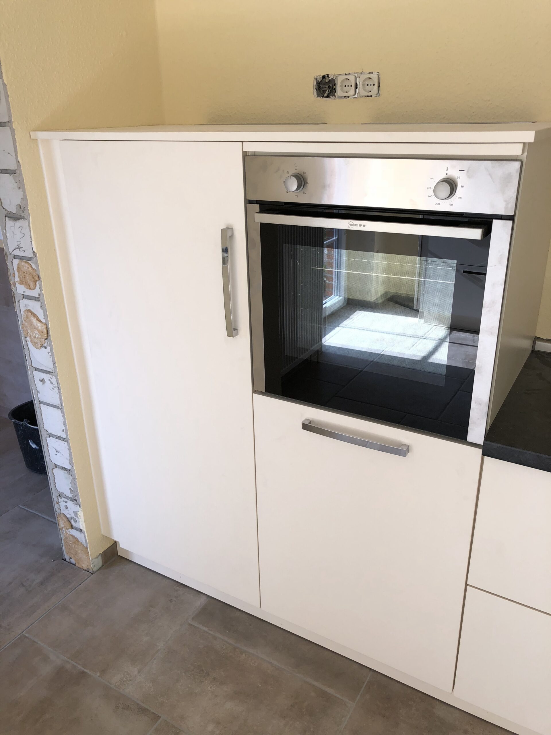 Küchenzeile-Kühlschrank-gechlossen